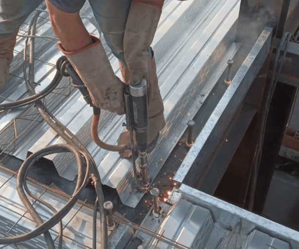 Equipe da Stud Welding em uma obra industrial